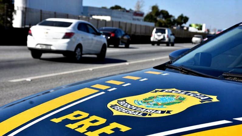 Equipes da Polícia Rodoviária Federal (PRF) acompanham as ocorrências