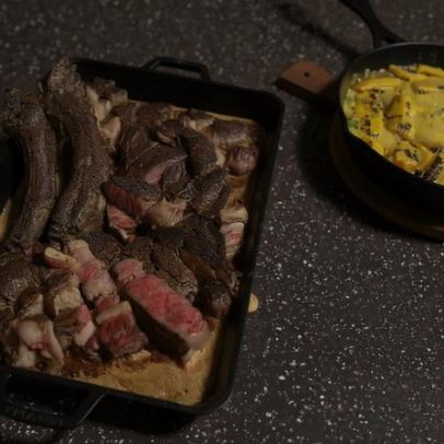 Prato combina prime rib na brasa, pamonha cremosa e quiabo queimado