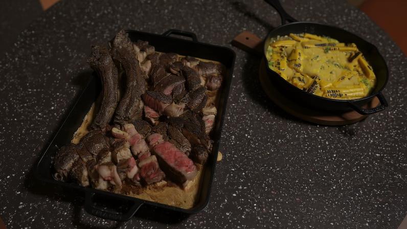 Prime rib na brasa com pamonha cremosa e quiabo queimado — Foto: GNT/Adalberto de Melo Pygmeu