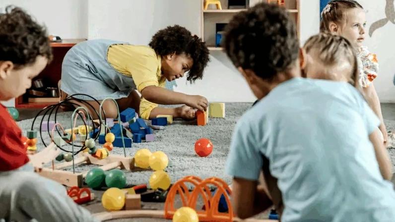 A articulista afirma que investir nos primeiros 6 anos de vida é uma estratégia de alta efetividade para romper com as desigualdades; na imagem, crianças brincando