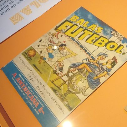 Crise no futebol e doces descartados marcam álbum de figurinhas da Copa