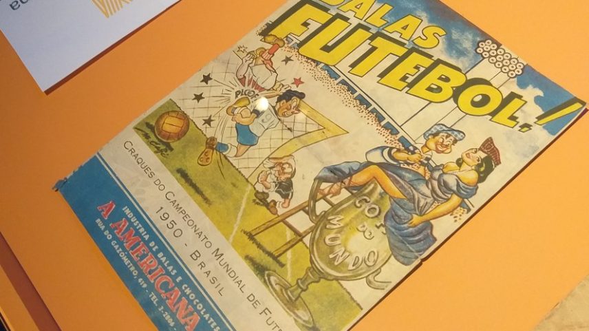 O primeiro álbum de figurinhas da Copa do Mundo no Brasil, em exposição no Sesc Pompeia, em São Paulo