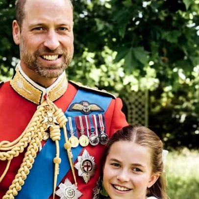 Princesa Charlotte posa com o príncipe William; semelhança com o pai impressiona
