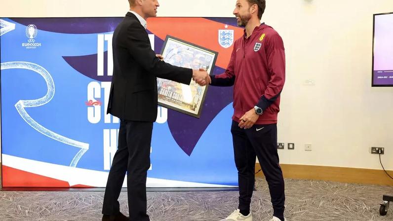 Príncipe William entrega o prêmio a Gareth Southgate, técnico da Inglaterra