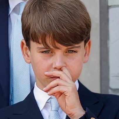 Foto de Príncipe Louis limpando o salão com dedo no nariz viraliza