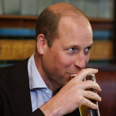 Príncipe William vai a bares disfarçado, segundo amigo