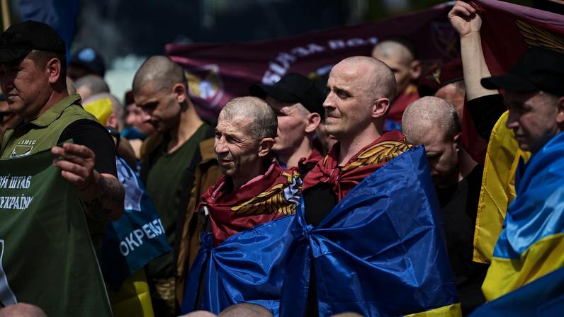 Imagem colorida mostra prisioneiros ucranianos - Metrópoles
