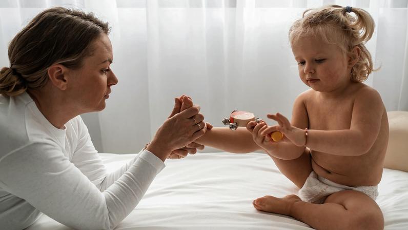 Existem produtos, com formulações seguras, que podem ser usados nas peles de mães e filhos — Foto: Magnific