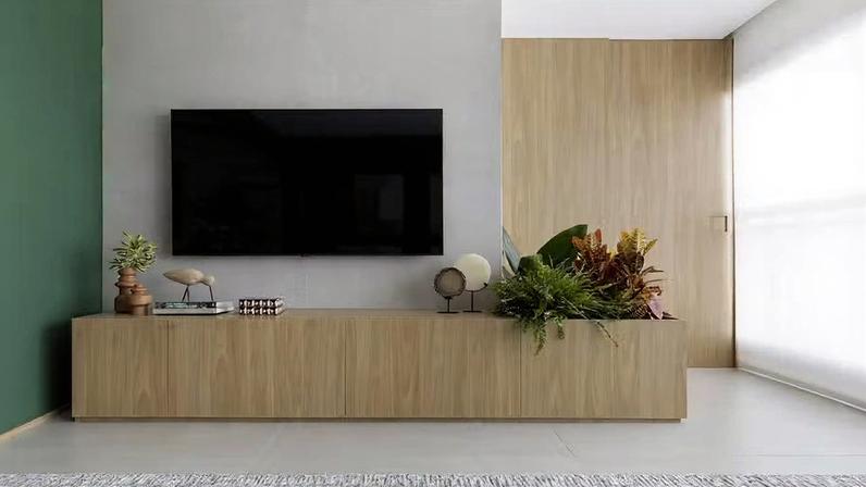 A TV LED é a opção mais acessível, QLED oferece brilho intenso e cores vibrantes, enquanto OLED entrega contraste superior e pretos absolutos, garantindo a melhor experiência de imagem; saiba mais — Foto: Carolina Mossin/Divulgação | Projeto da arquiteta Carolina Gava