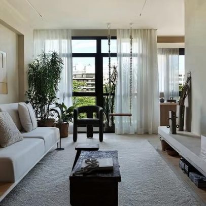 Reforma em apartamento carioca aposta em linhas orgânicas e minimalismo quente