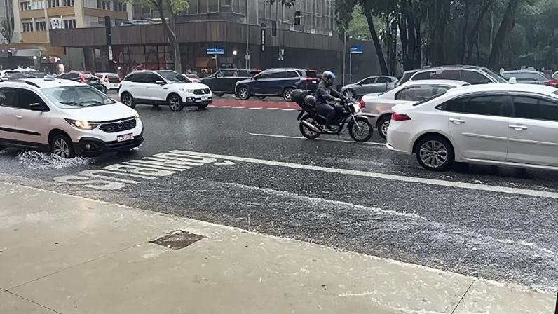 Ele teria ingerido bebida alcoólica e caído na via durante as fortes chuvas