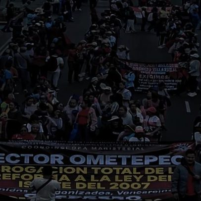 Protestantes marcham rumo ao Estádio Azteca antes da estreia da Copa