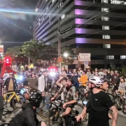 Ciclistas cercam trator para impedir demolição de ciclovia em BH