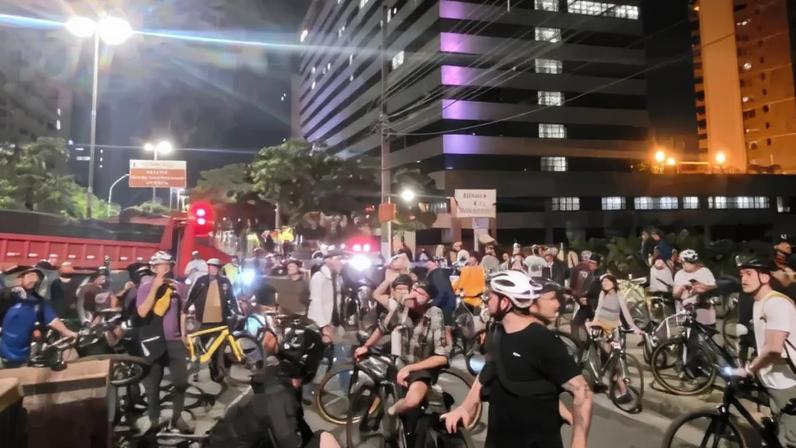 Ciclistas cercam trator e tentam impedir demolição de ciclovia em BH