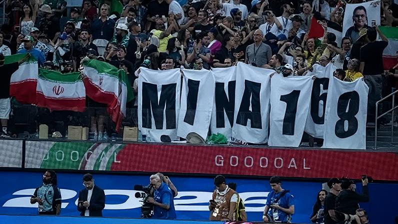 No estádio em Los Angeles, torcedores do Irã fazem protesto em alusão ao ataque dos Estados Unidos a uma escola em Minab, no sul do Irã, que deixou 168 mortos, a maioria crianças