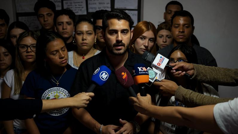 O líder estudantil Octavio González disse que o protesto foi “uma demonstração do que acontecerá com qualquer um que tente justificar 27 anos de miséria” (Foto: Ronald Peña/EFE)