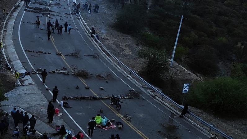 Manifestantes realizam bloqueios em vias públicas e interrompem o fluxo em estradas do país