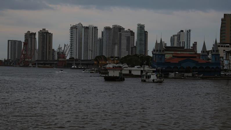 Belém do Pará ao entardecer, com o Mercado Ver-o-Peso à beira da Baía do Guajará
