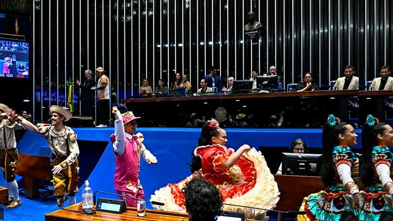 Mesa: representante da União Junina DF, Hamilton Tatu; representante do Projeto Giro Cultural, Patrese Ricardo; presidente e requerente desta sessão, senador Izalci Lucas (PL-DF); secretário desta sessão; presidente da Federação de Quadrilhas Juninas do Distrito Federal e Entorno (Fequaju), Robson Vilela; vice-presidente da Liga de Quadrilha do Distrito Federal, Thiago Viana.