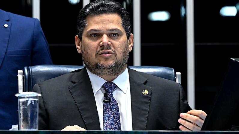 À mesa, presidente do Senado Federal, senador Davi Alcolumbre (União-AP), conduz sessão.