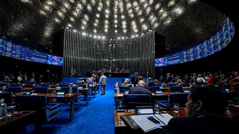 Parlamentares à bancada.