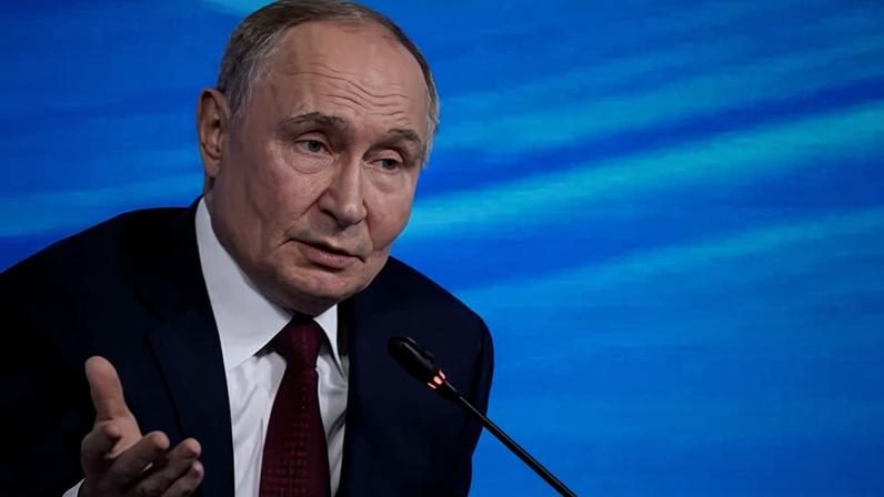 O presidente russo Vladimir Putin discursa durante a sessão plenária anual do think tank Clube de Discussão Valdai, em 2 de outubro de 2025, em Sochi, Rússia