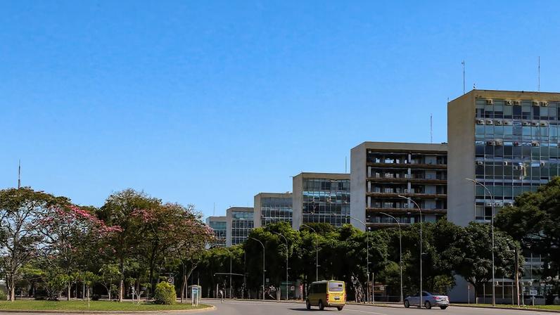 Cenas da Cidade de Brasília. Esplanada dos Ministérios