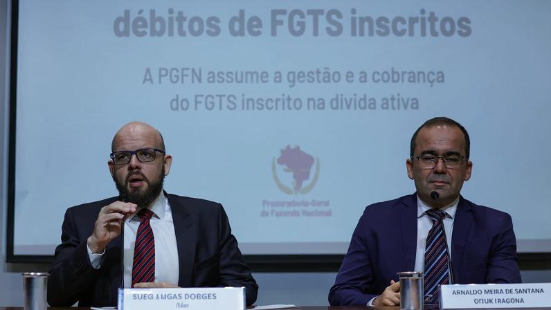 Brasília (DF) 01/06/2026 - O procurador-geral adjunto da Dívida Ativa da União e do FGTS, Theo Lucas, acompanhado do Analista Arnaldo Meira, durante coletiva sobre mudanças na cobrança de débitos do FGTS inscritos na dívida ativa. Foto: Fabio Rodrigues-Pozzebom/ Agência Brasil