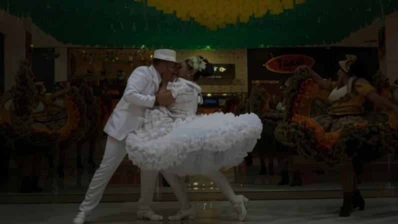 Confusão foi registrada durante apresentação da quadrilha junina Estrela do Luar em um shopping. — Foto: Reprodução.