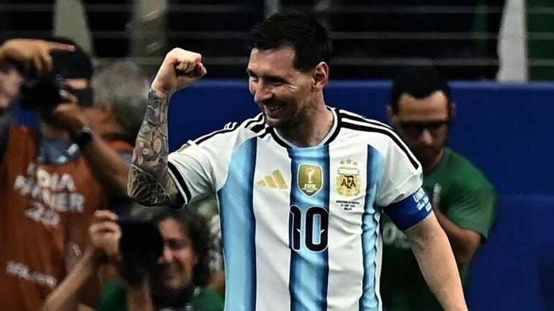 Lionel Messi comemora o segundo gol da Argentina sobre a Áustria (Foto: Paul ELLIS / AFP)