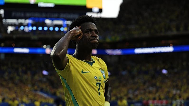 Vini Jr comemora gol em Brasil x Escócia (Foto: CHANDAN KHANNA/AFP)