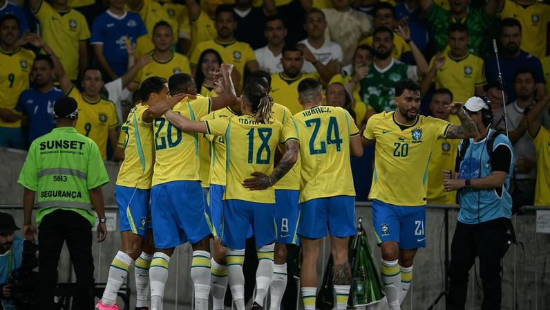 Jogadores do Brasil se arbaçam e comemoram gol de Igor Thiago sobre o Panamá (Foto: Mauro Pimentel/AFP)