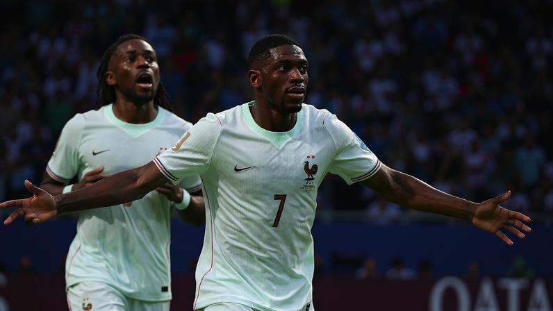 Dembélé marcou três gols no primeiro tempo contra a Noruega (Foto: FRANCK FIFE / AFP)