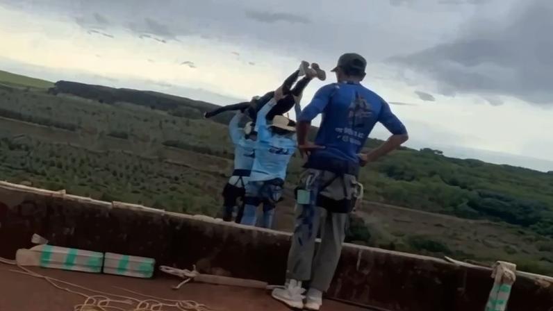 Montagem colorida de vídeo onde mostra o momento da queda de jovem sem cordas em Limeira, interior de São Paulo.