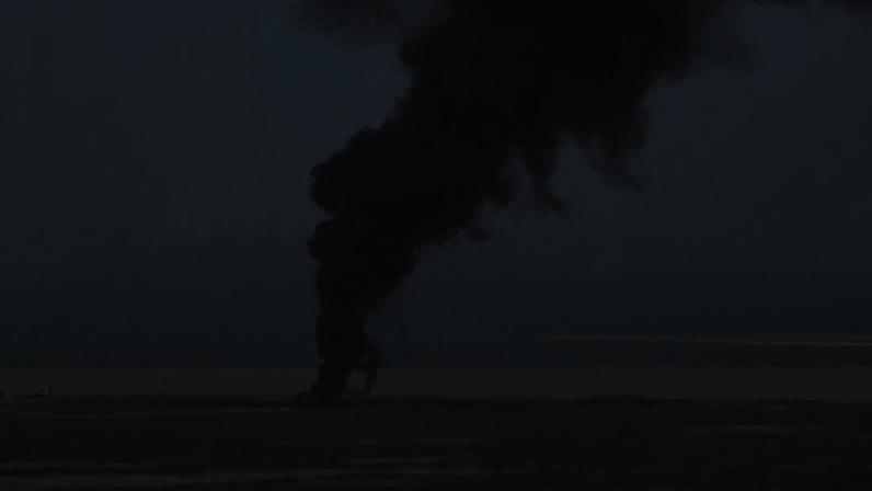 Coluna de fumaça após queda de bombardeiro B-52 que havia decolado de uma base militar na Califórnia (Foto: UC San Diego/ALERTCalifornia/EFE)