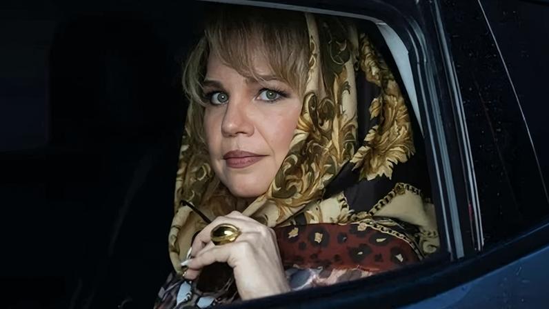 Pilar é interpretada por Isabel Teixeira em "Quem Ama Cuida"