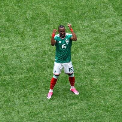 Quiñones imita Tshabalala em provocação após gol sofrido pelo México em 2010
