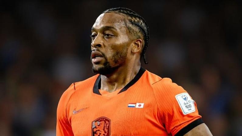 Quinten Timber em ação durante jogo entre Holanda e Japão na Copa do Mundo