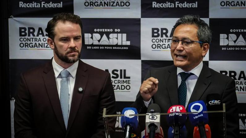 O ministro da Fazenda, Dario Durigan, ao lado do secretário da Receita, Robison Barreirinhas, durante anúncio do acordo de cooperação entre o Brasil e a autoridade aduaneira dos EUA (10/04/2026) (Rafa Neddermeyer/Agência Brasil/Divulgação)