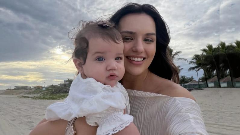 Rafa Kalimann encanta ao mostrar filha no mar pela primeira vez