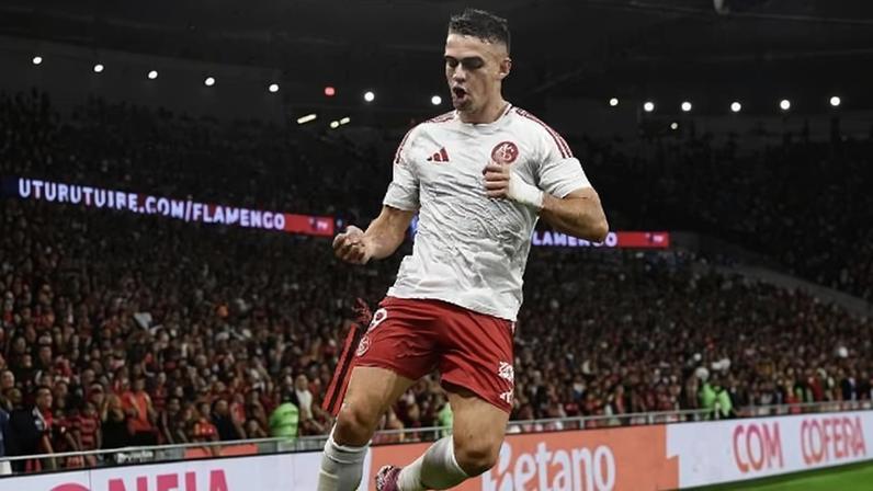 Rafael Borré, do Internacional, celebra gol marcado contra o Flamengo, no Maracanã