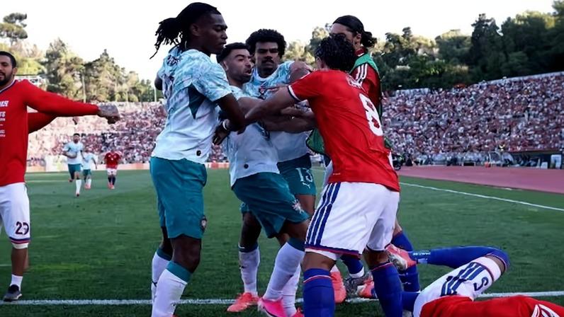 Rafael Leão, de Portugal, e Ivan Román, do Chile, são expulsos após confusão em amistoso