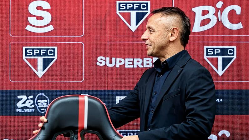Rafinha, durante apresentação como gerente esportivo do São Paulo, no CT da Barra Funda