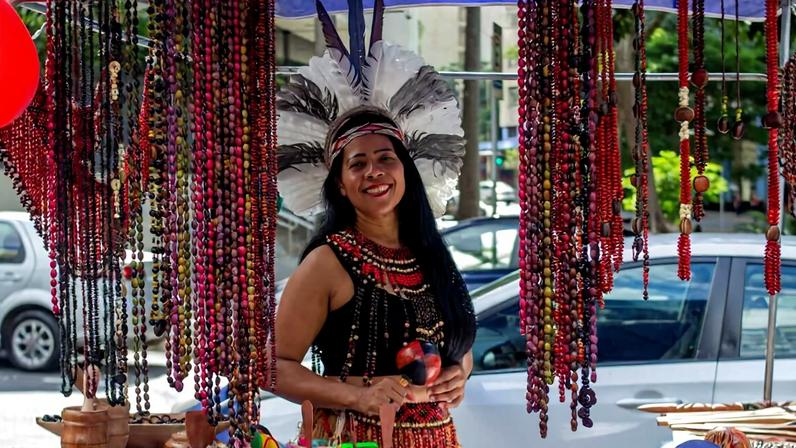Thayná Pataxó expõe na feira Abya Yala, em BH