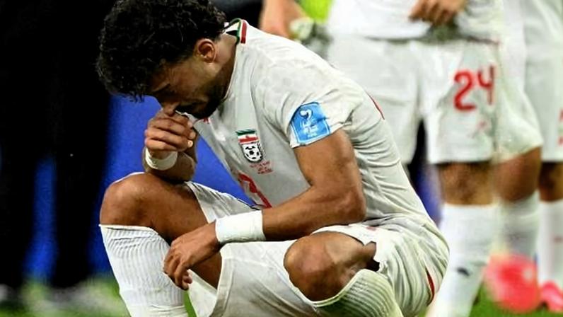 Ramin Rezaeian, do Irã, se lamenta após jogo contra o Egito