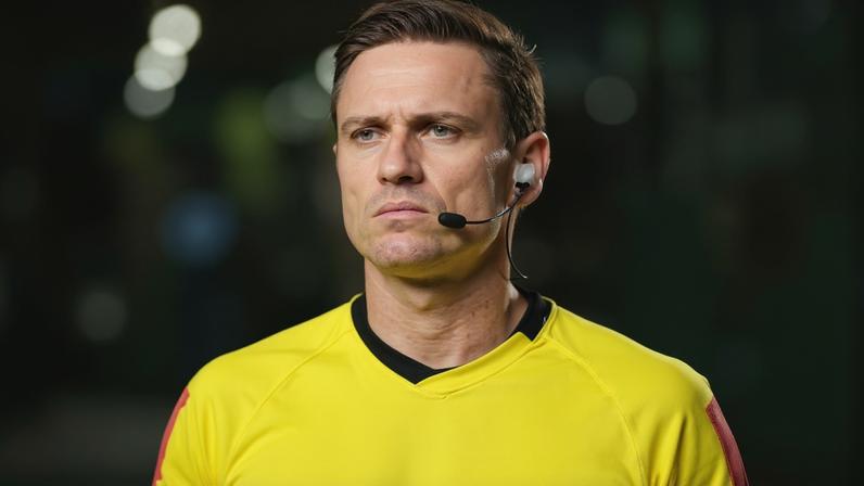 Ramon Abatti Abel em ação durante jogo arbitro e catarinense