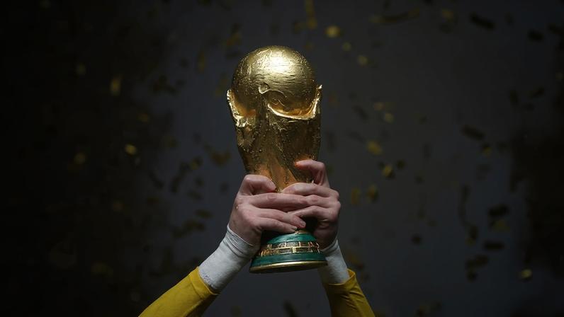 A Taça da Copa do Mundo da Fifa, de ouro maciço, foi erguida por apenas oito nações em 22 edições disputadas desde 1930. (Foto: ODD ANDERSEN / AFP)
