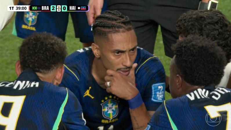 Raphinha deixa jogo Brasil x Haiti após sentir dores na coxa direita — Foto: REUTERS/Jeenah Moon