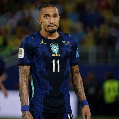 Raphinha tem lesão confirmada, mas segue com Brasil para tratamento