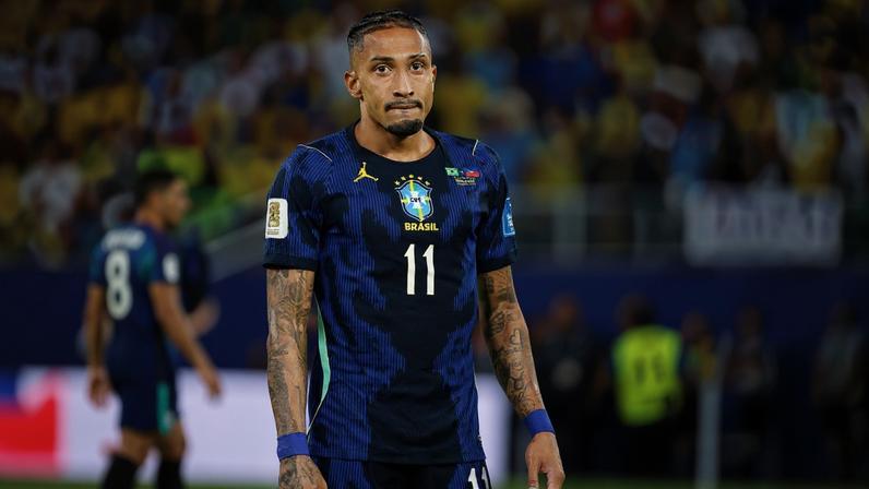 Raphinha tem lesão confirmada, mas segue com Brasil para tratamento
